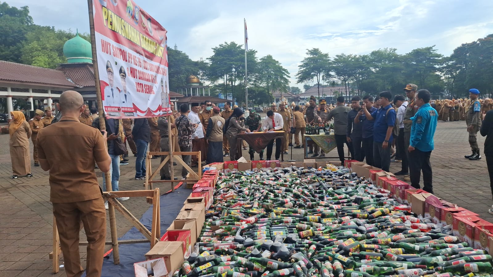 Pemusnahan Barang Bukti Minuman Beralkohol Oleh Pemkot Serang Alun-alun Barat Kota Serang