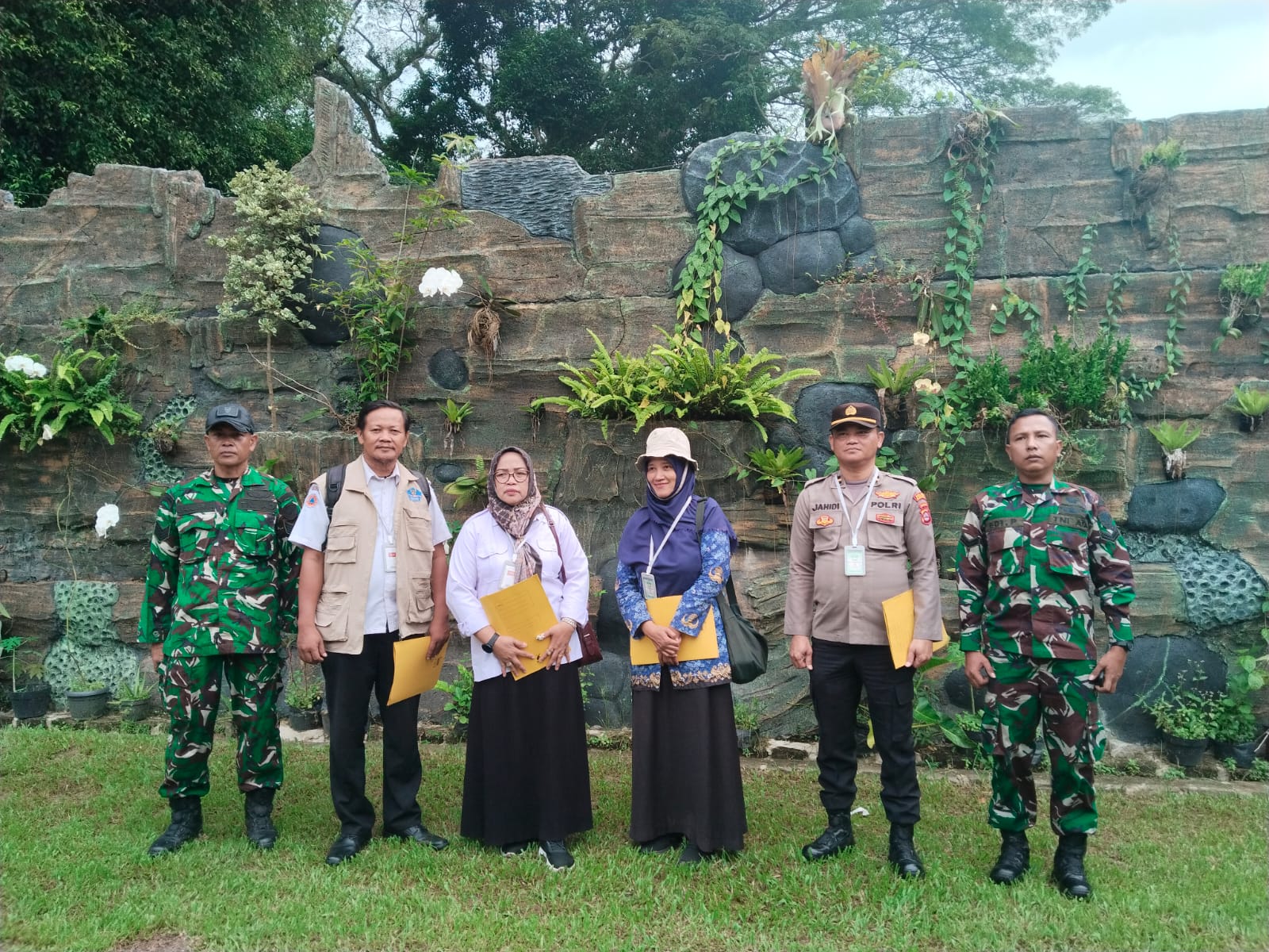 Kesbangpol Kota Serang Melalui Bidang Politik Dalam Negeri Menjadi Tim Juri Kampung Pancasila di Kecamatan Bandung